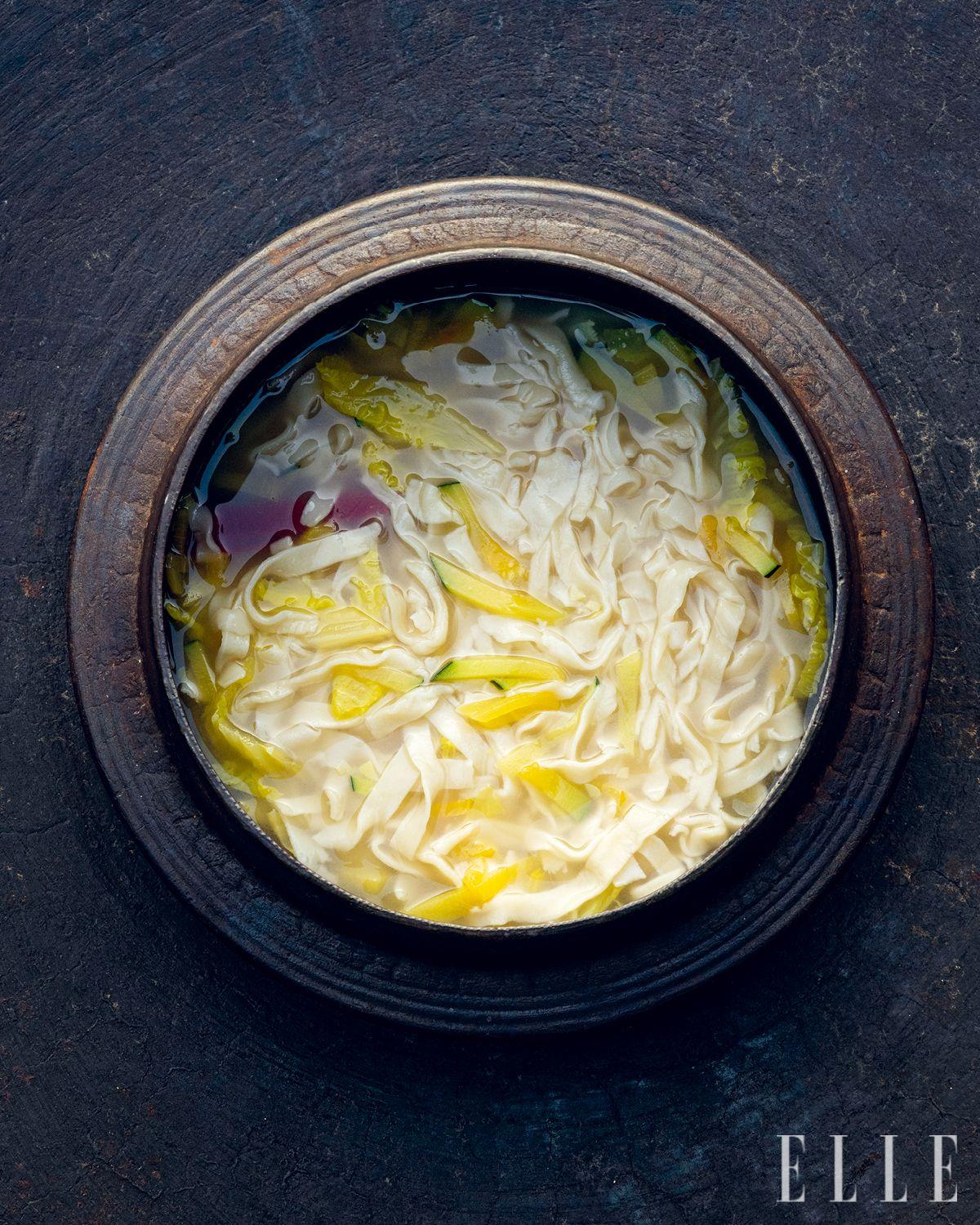  특별한 날에 직접 빚어 먹는 국수. 절에서는 국수 요리를 스님의 미소라는 뜻의 ‘승소’라고 부른다. 