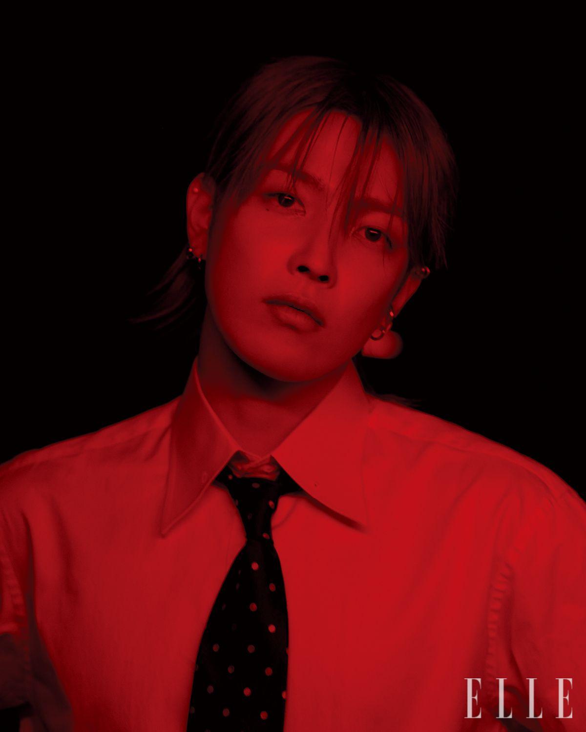 이어 커프는 Portrait Report. 셔츠와 타이는 모두 스타일리스트 소장품.