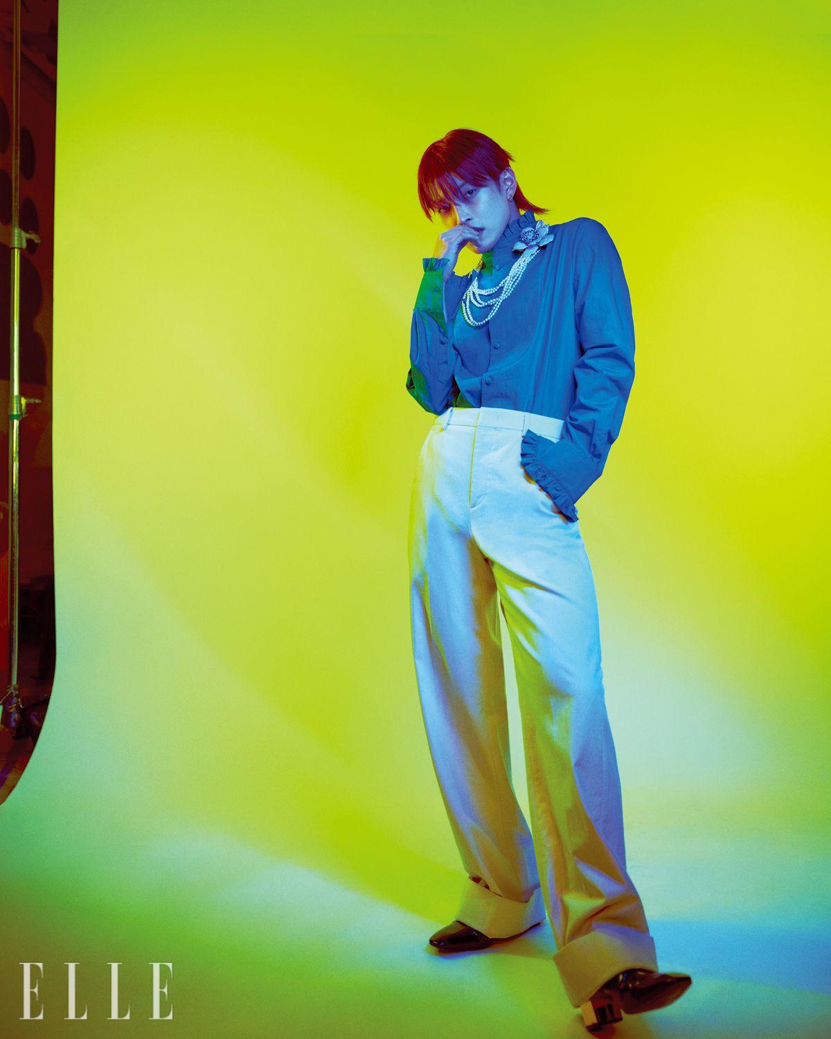 셔츠와 팬츠, 네크리스는 모두 Valentino. 슈즈는 Saint Laurent.