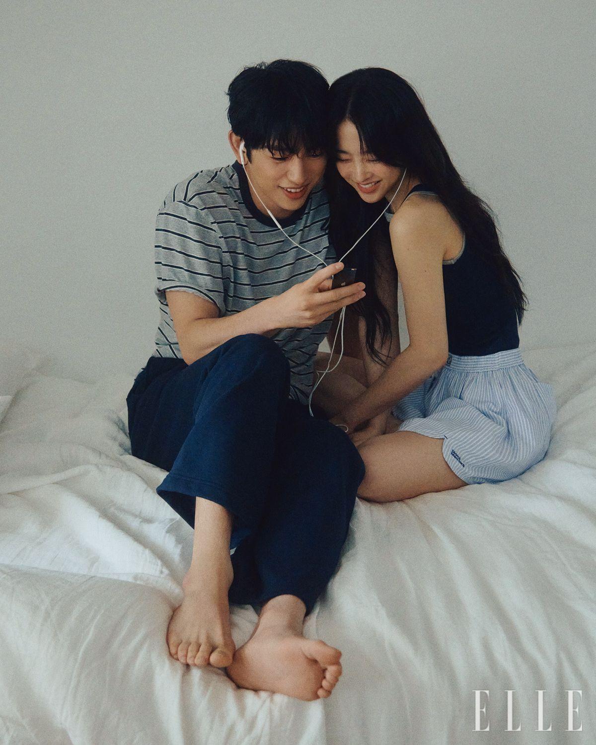 진영이 입은 스트라이프 티셔츠와 팬츠는 모두 Nohant. 보영이 입은 레이어드 슬리브리스 톱은 Lucky Chouette. 스트라이프 팬츠는 Mardi Mercredi.