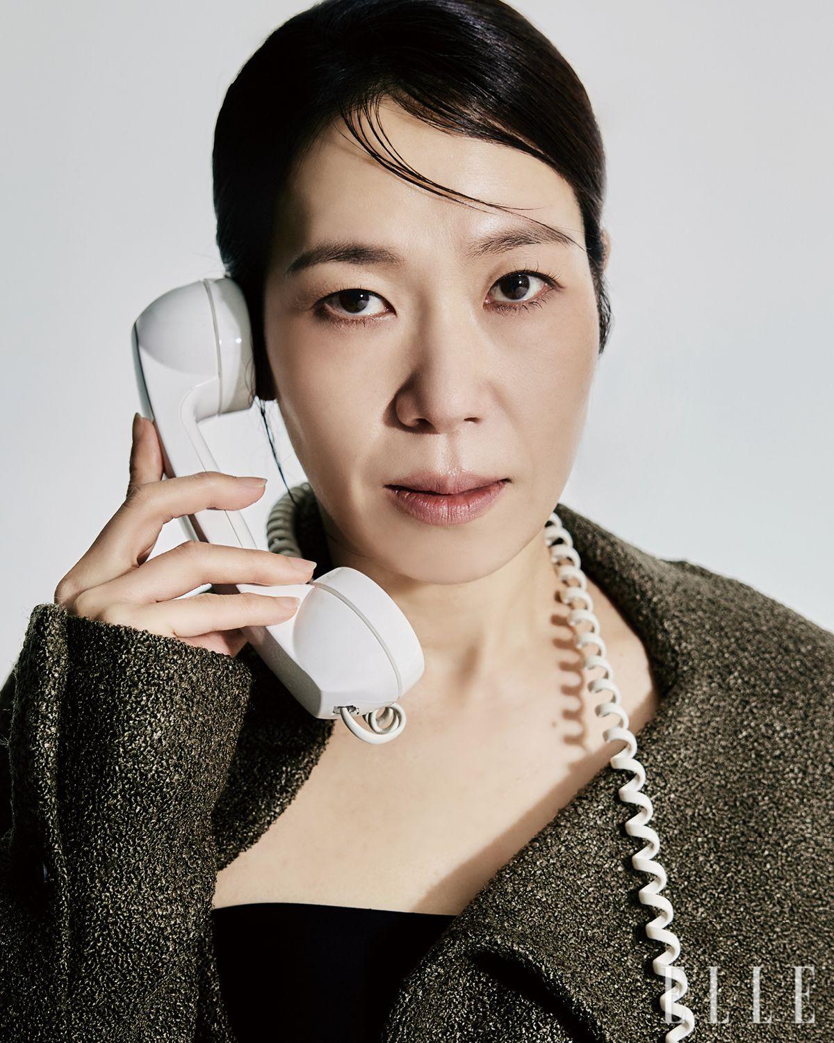 코트는 Ferragamo. 이너 웨어로 입은 원피스는 Juun. J.