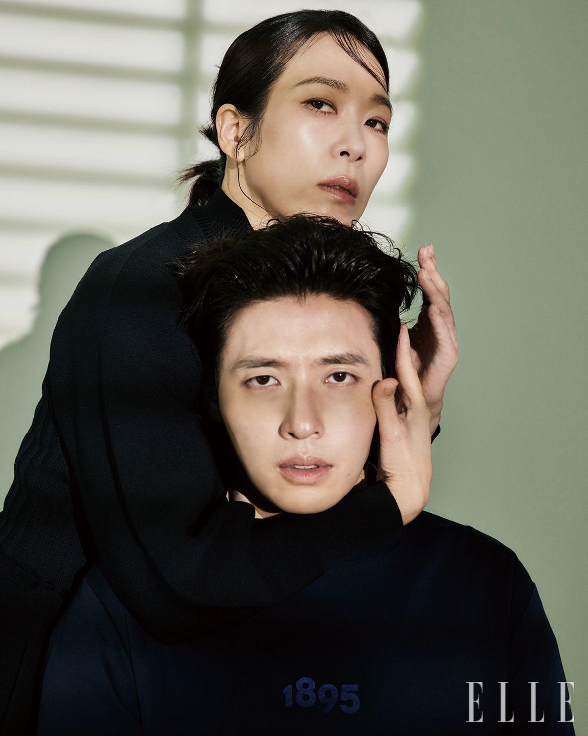혜란이 입은 톱은 Ferragamo. 하늘이 입은 티셔츠는 Berluti.