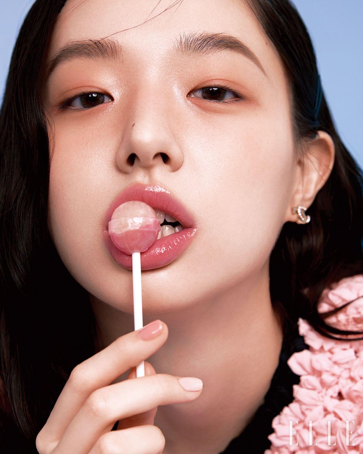 핑크 카디건과 이어링은 모두 Chanel.