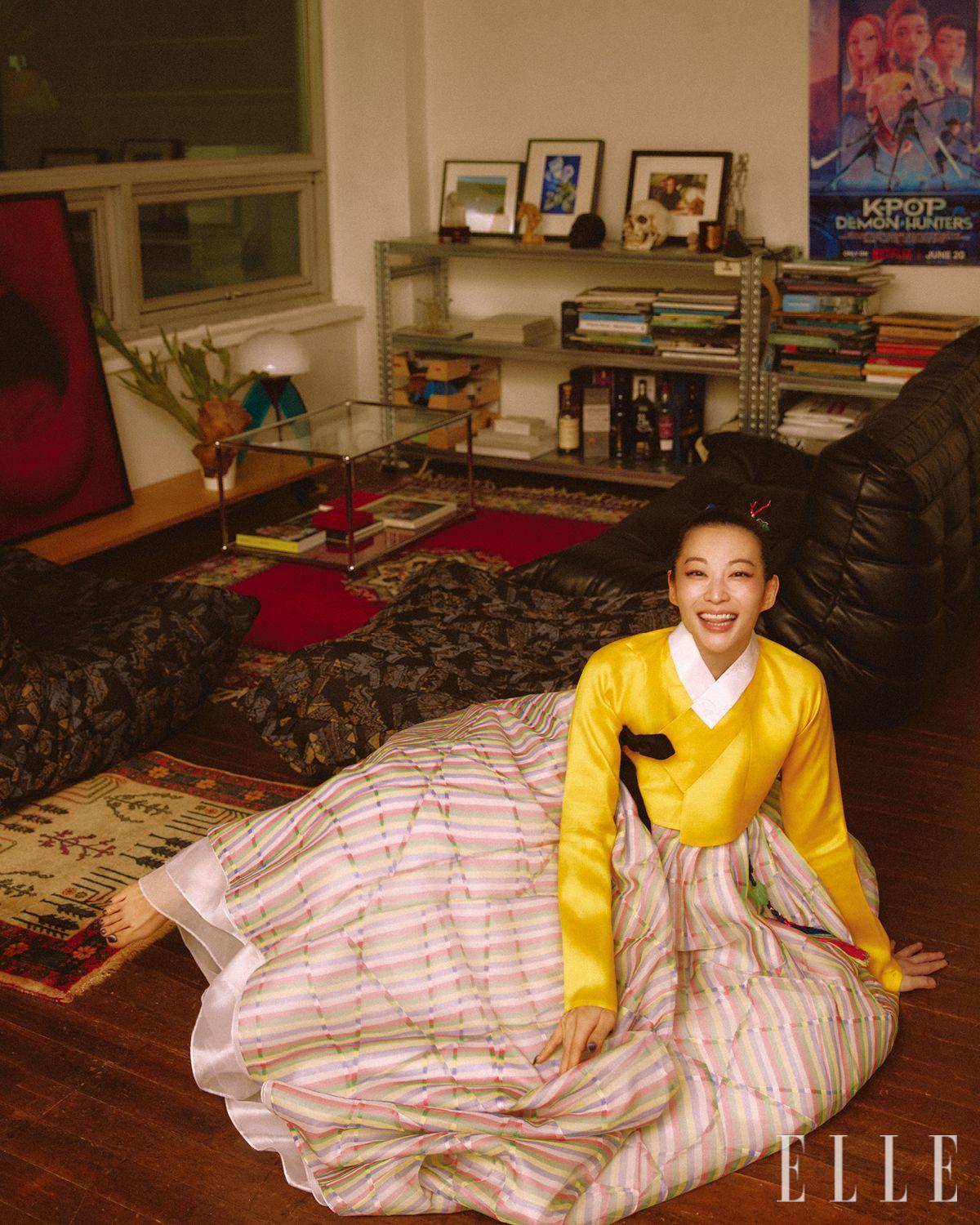 노란 저고리와 치마, 머리에 꽂은 뒤꽂이는 모두 Orimi.