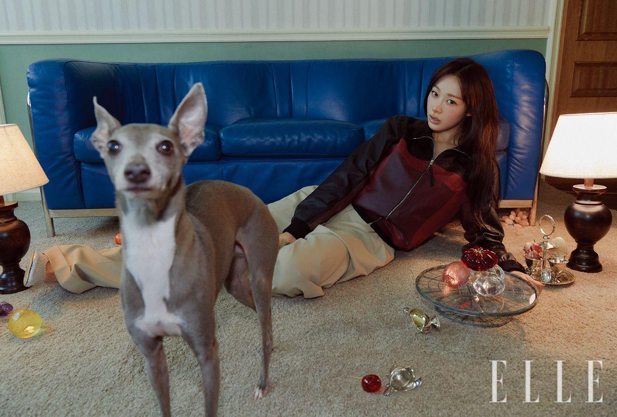 지젤이 입은 나파 레더 크롭트 재킷과 드레이프 트라우저, 스트라스의 토이 펌프스는 모두 Loewe. 레진으로 제작한 과일 오브제는 모두 Mixtureshop.