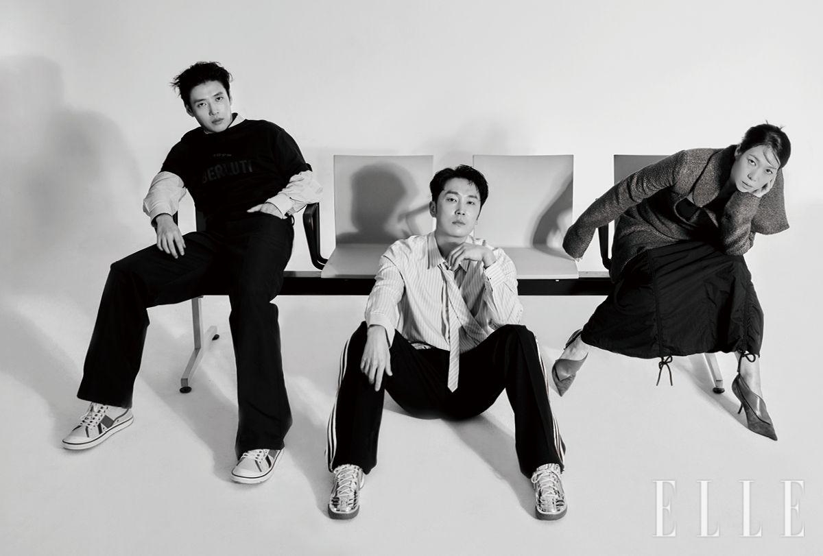 하늘이 입은 티셔츠는 Berluti. 셔츠와 팬츠는 Recto. 현우가 입은 타이 셔츠는 Cos. 팬츠와 슈즈는 스타일리스트 소장품. 혜란이 입은 코트와 슈즈는 Ferragamo. 이너 웨어로 입은 원피스는 Juun. J.