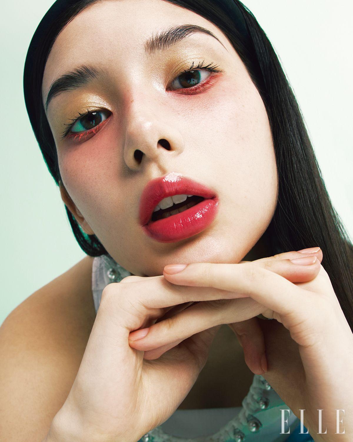 딸기를 베어 문 듯 선홍빛 컬러와 그 위에 덧입힌 유리알 광택의 입술은 르 루쥬 듀오, 54 스트로베리 레드로 완성한 것. 눈꺼풀에는 레 베쥬 아이섀도우, 골든의 로즈 골드와 오렌지 골드를 믹스해 바르고, 언더라인 점막에는 옹브르 에쌍씨엘, 226 루쥬 코스모를 매치한 뒤 아래 속눈썹에 레드 포인트를 더하면 말갛게 빛나는 레드 립과 연결돼 더욱 드라마틱하게 시선을 사로잡는다. 사용 제품은 모두 Chanel. 화이트 슬리브리스 톱과 헤어밴드는 모두 Chanel.