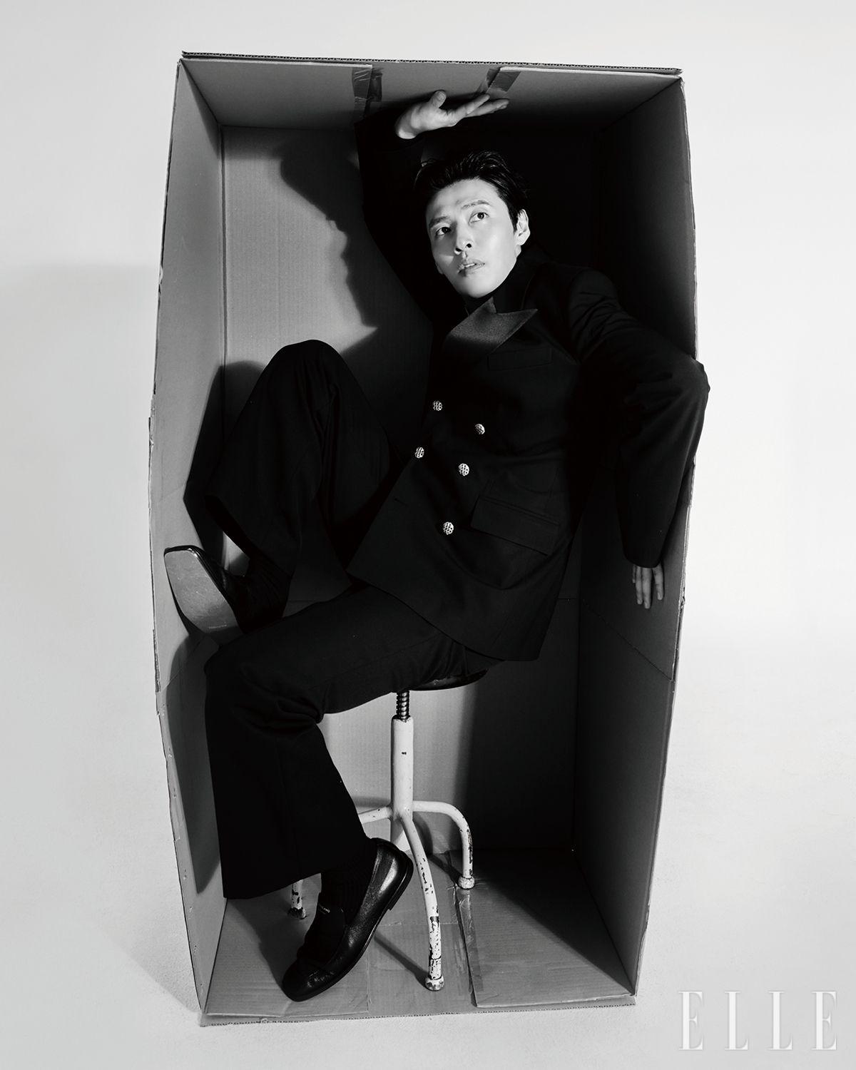 더블 브레스티드 재킷과 셔츠는 Ernest W. Baker. 팬츠와 슈즈는 Ferragamo.