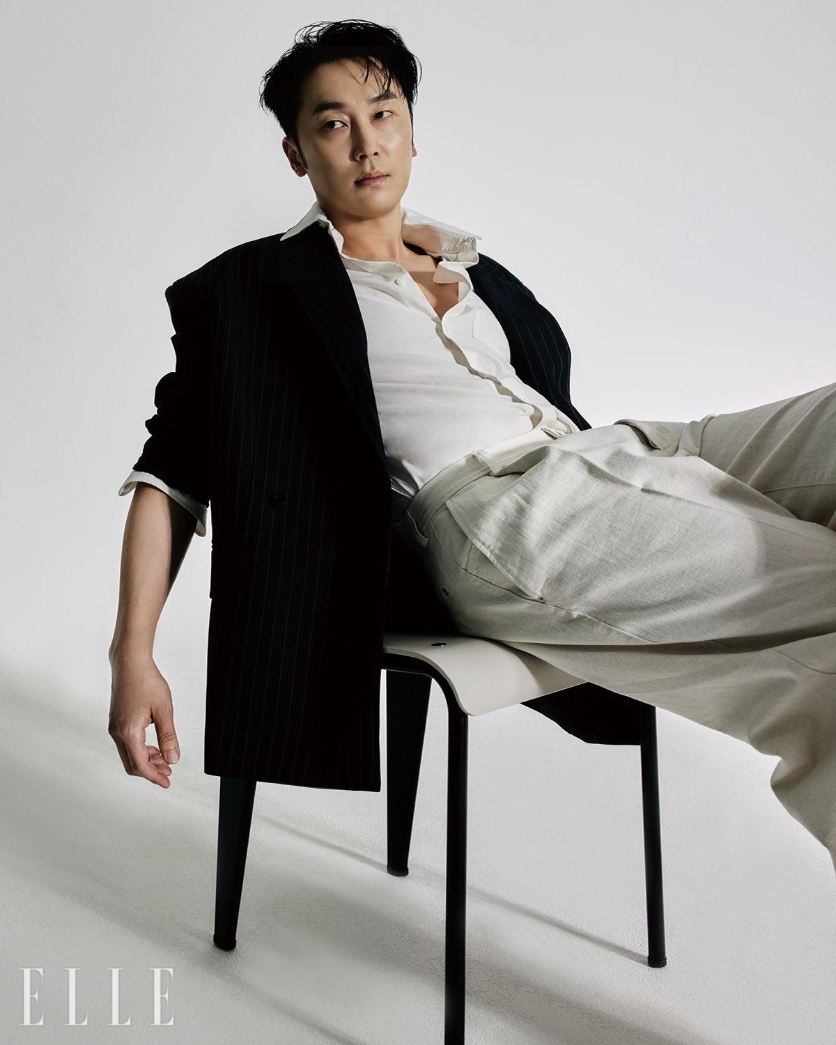 재킷은 Ferragamo. 팬츠는 Cos. 셔츠는 스타일리스트 소장품.