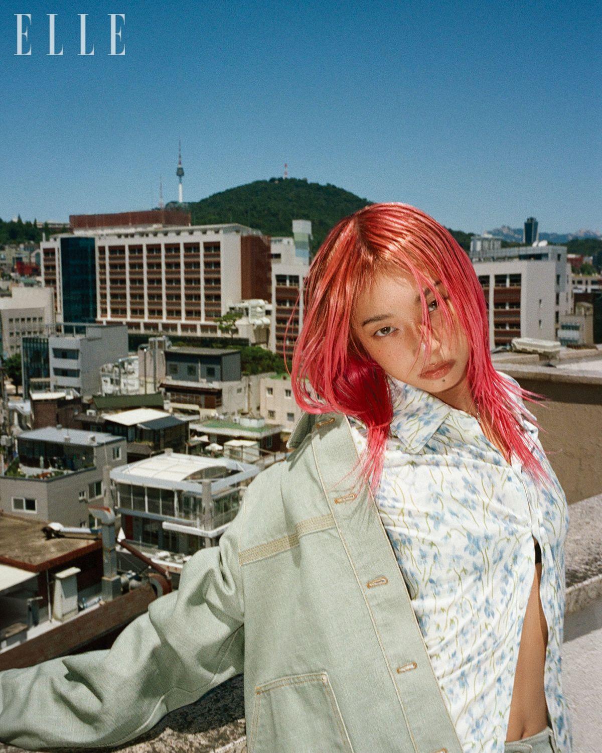 쿄카가 입은 데님 워크웨어 재킷과 쇼츠, 이너 웨어로 입은 플라워 셔츠는 모두 Loewe. 