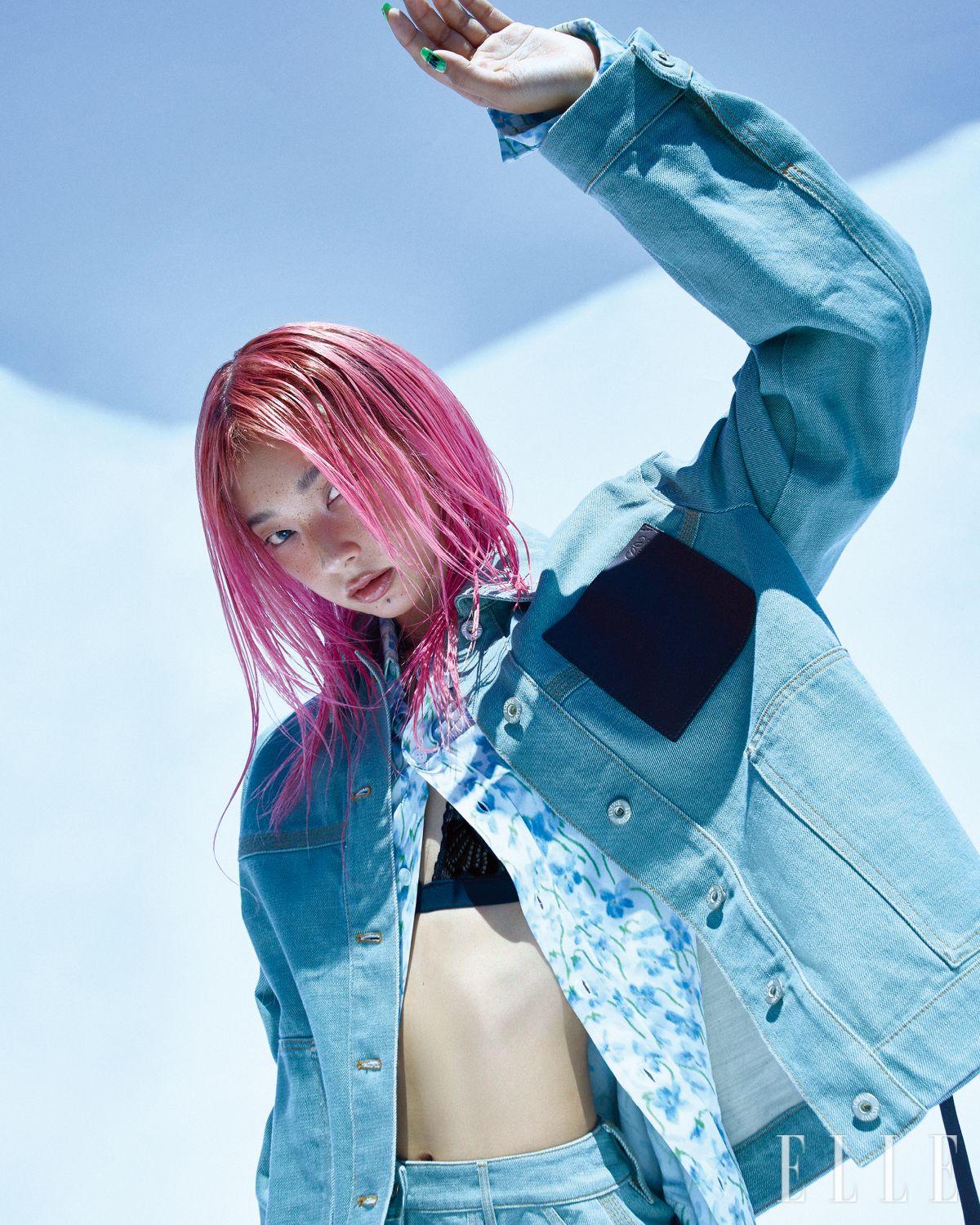쿄카가 입은 데님 워크웨어 재킷과 쇼츠, 이너 웨어로 입은 플라워 셔츠는 모두 Loewe.