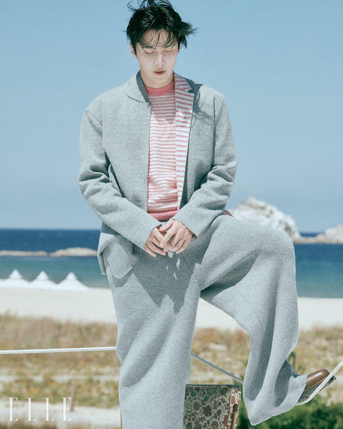 니트 블레이저와 핑크 스트라이프 스웨터, 오버사이즈 니트 팬츠, 워커 부츠는 모두 Loewe.