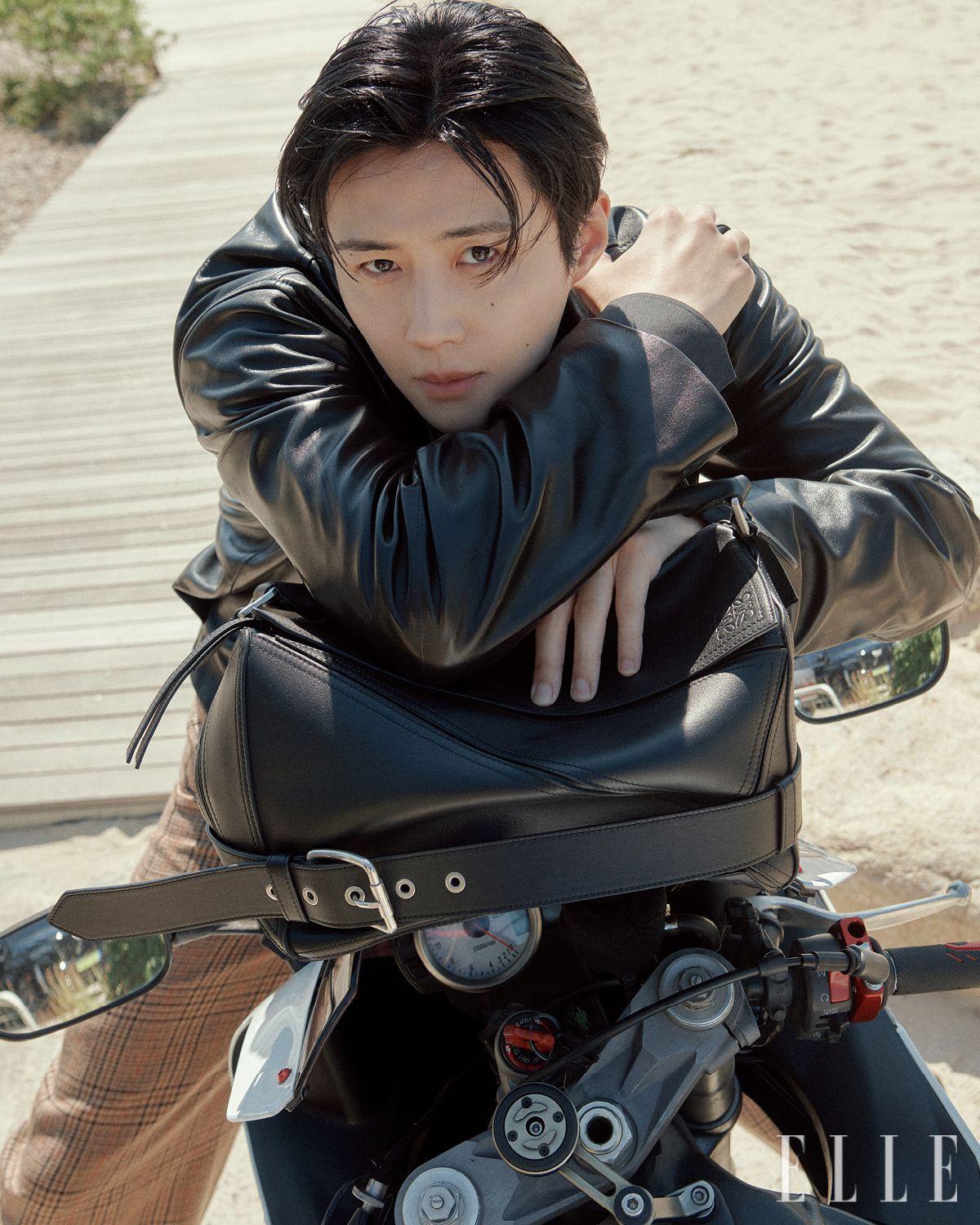 레더 재킷과 셔츠, 체크 팬츠, 카프스킨 라지 퍼즐 바이커 백은 모두 Loewe.