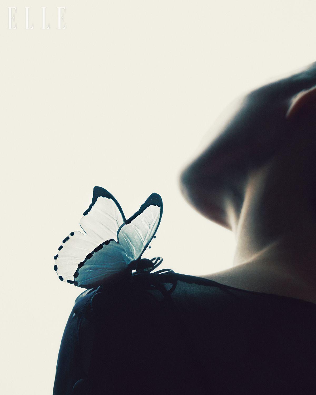  버튼 디테일의 시스루 톱은 Eenk.