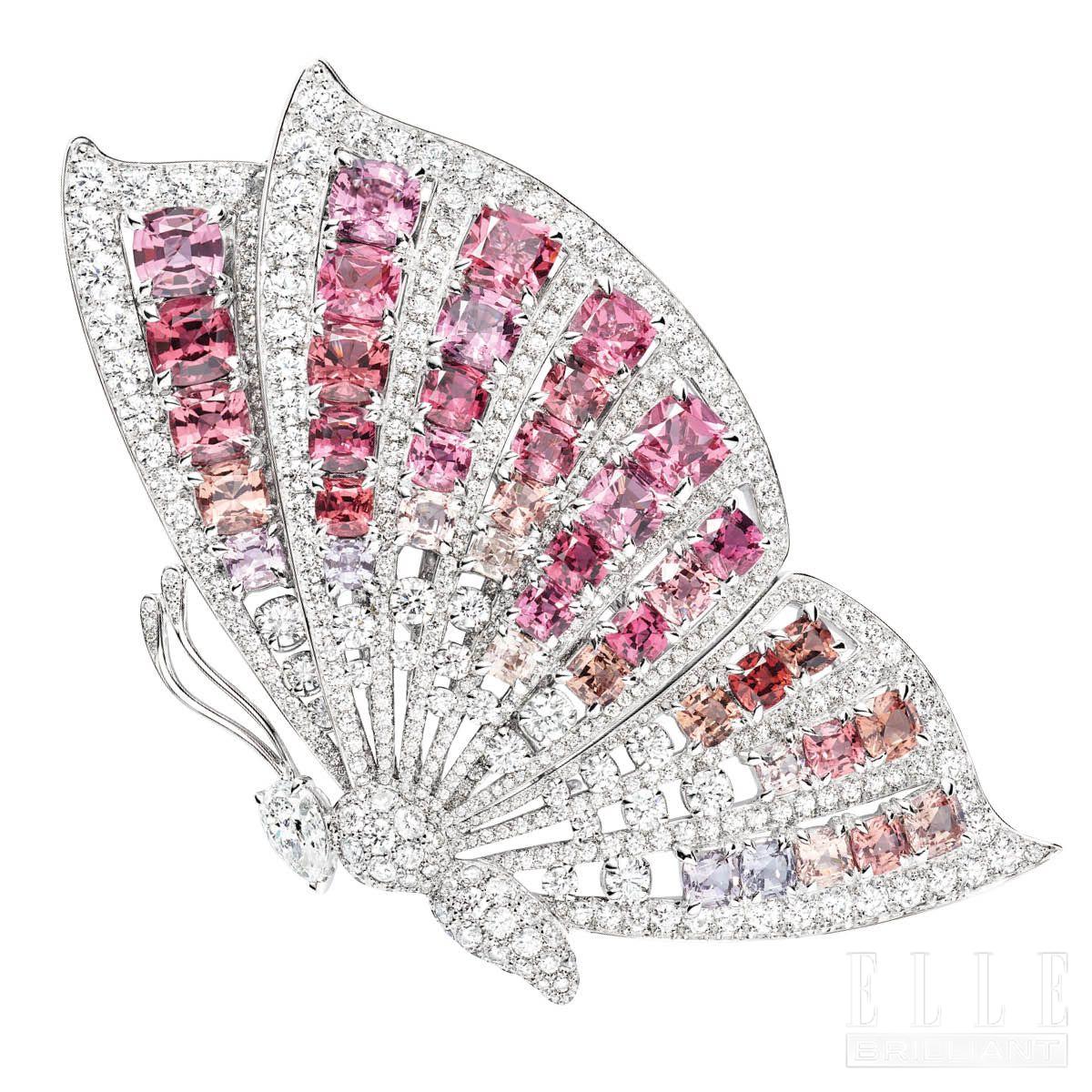 나비를 모티프로 한 에페머럴 컬렉션의 ‘스위트 슈럽’ 브로치는 CHAUMET.