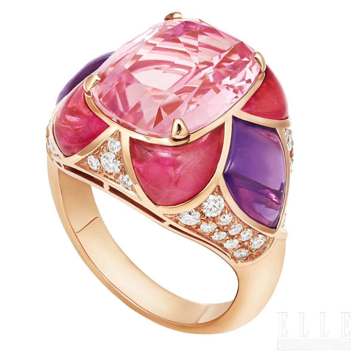 핑크 투르말린과 다양한 컬러의 유색석을 세팅한 ‘엔들리스 스프링’ 링은 BVLGARI. 