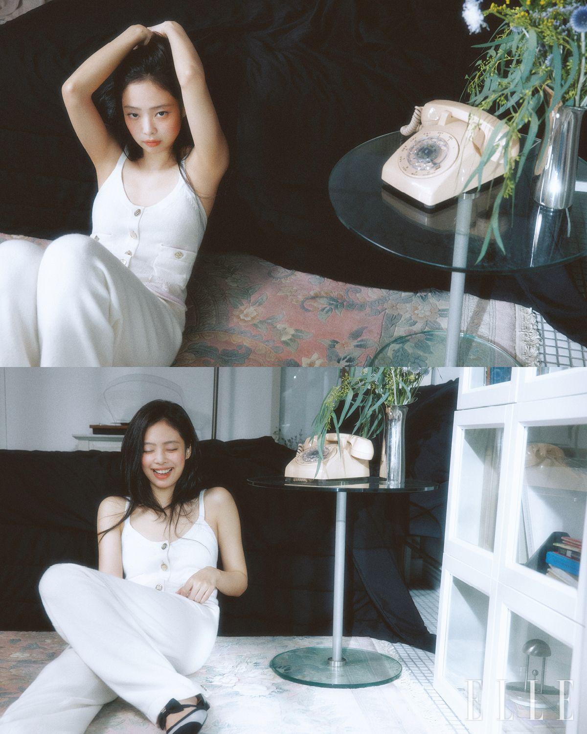 제니가 입은 화이트 캐시미어 점프수트와 리본 장식의 메리 제인 슈즈는 모두 Chanel.