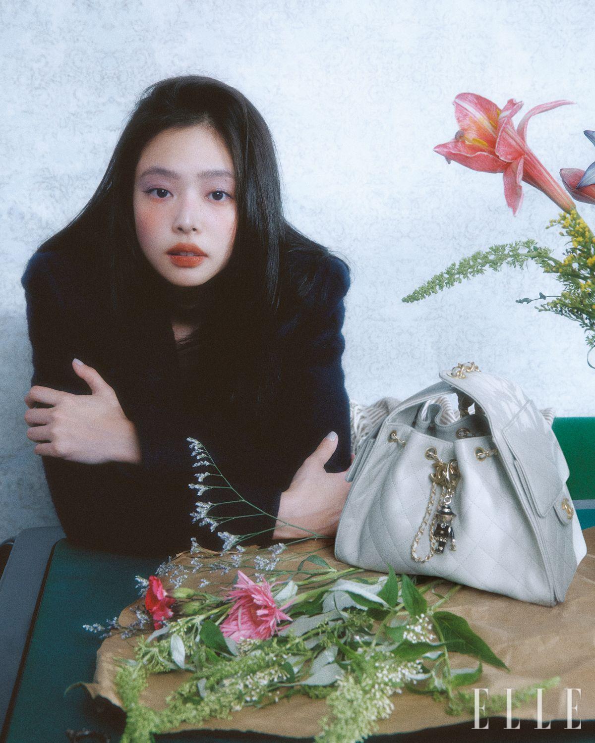 제니가 입은 캐시미어와 울 혼방 트위드 코트, 샤넬 25 스몰 핸드백과 참은 모두 Chanel.
