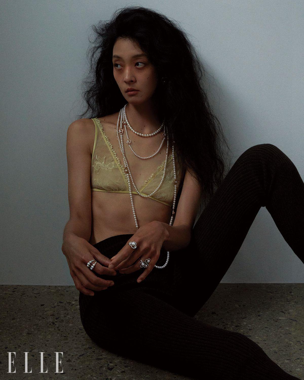 브라톱은 Zara. 레깅스는 Arket.