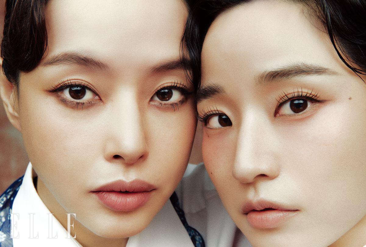 이하늬가 입은 스카프는 Lauren Ralph Lauren. 방효린이 입은 스카프는 Tod's.