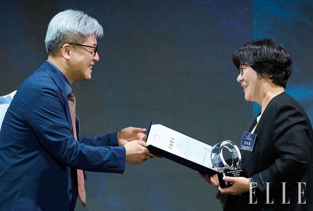 한국 로레알-유네스코 여성과학자상 학술진흥상 수상자 임미희 교수의 수상 장면.