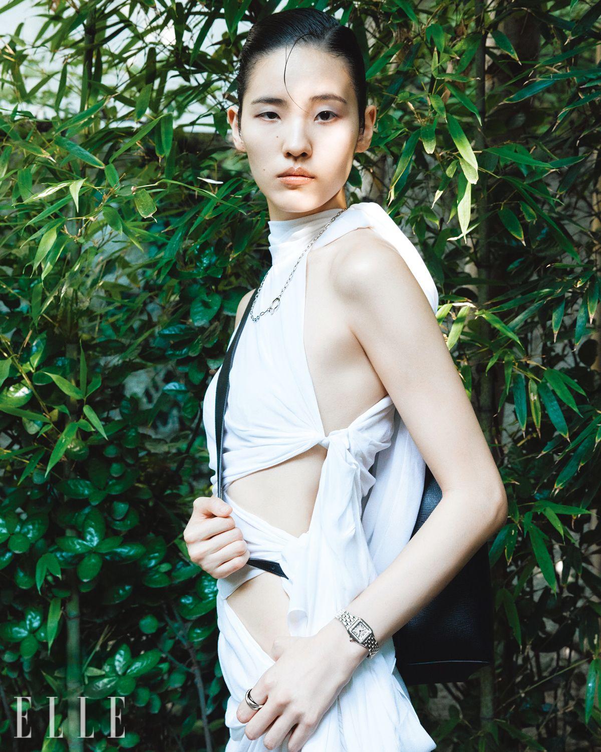 컷아웃 드레스는 Alaïa.