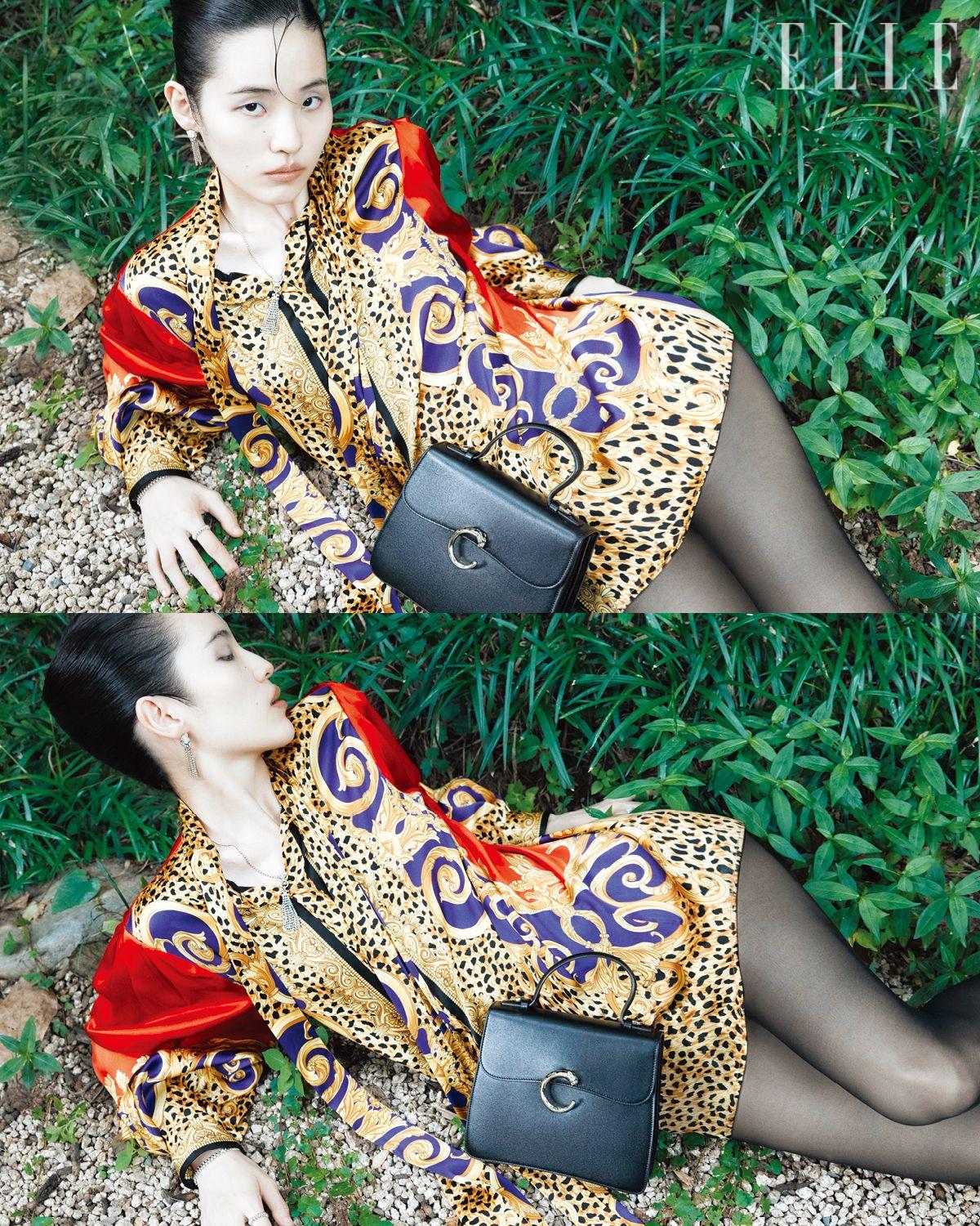 패턴 셔츠는 Versace.