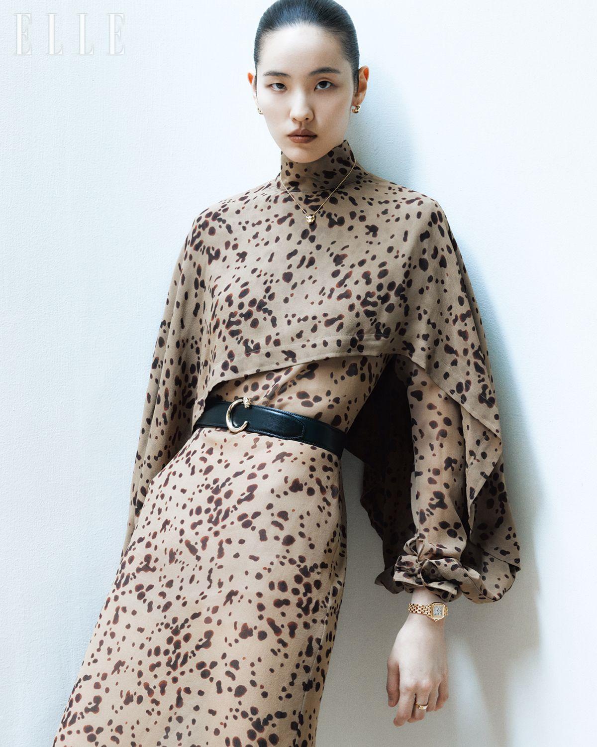 케이프 드레스는 Ferragamo.