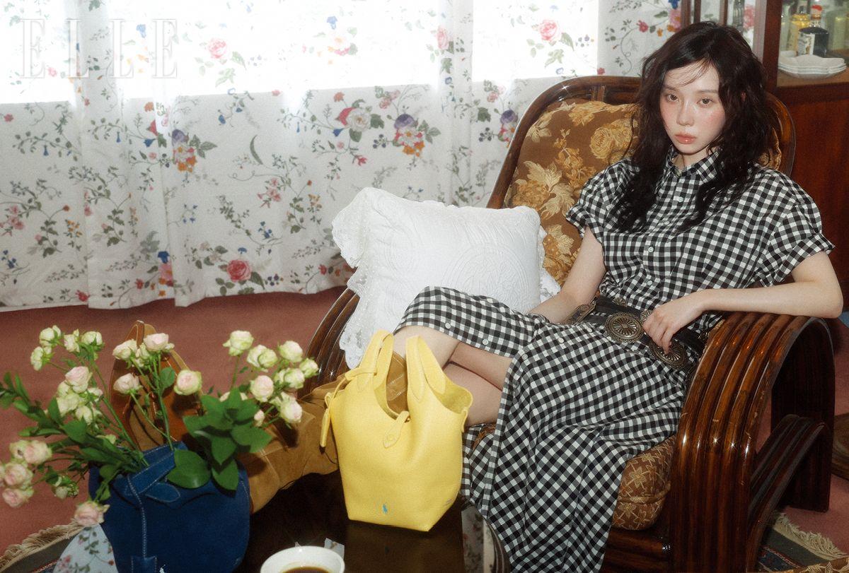 시어서커 셔츠 드레스와 레이어드한 웨스턴 무드의 레더 벨트와 콘초 벨트, 폴로 플레이 스웨이드 스몰 토트 & 크로스바디 백, 폴로 플레이 레더 스몰 토트 & 크로스바디 백은 모두 Polo Ralph Lauren.