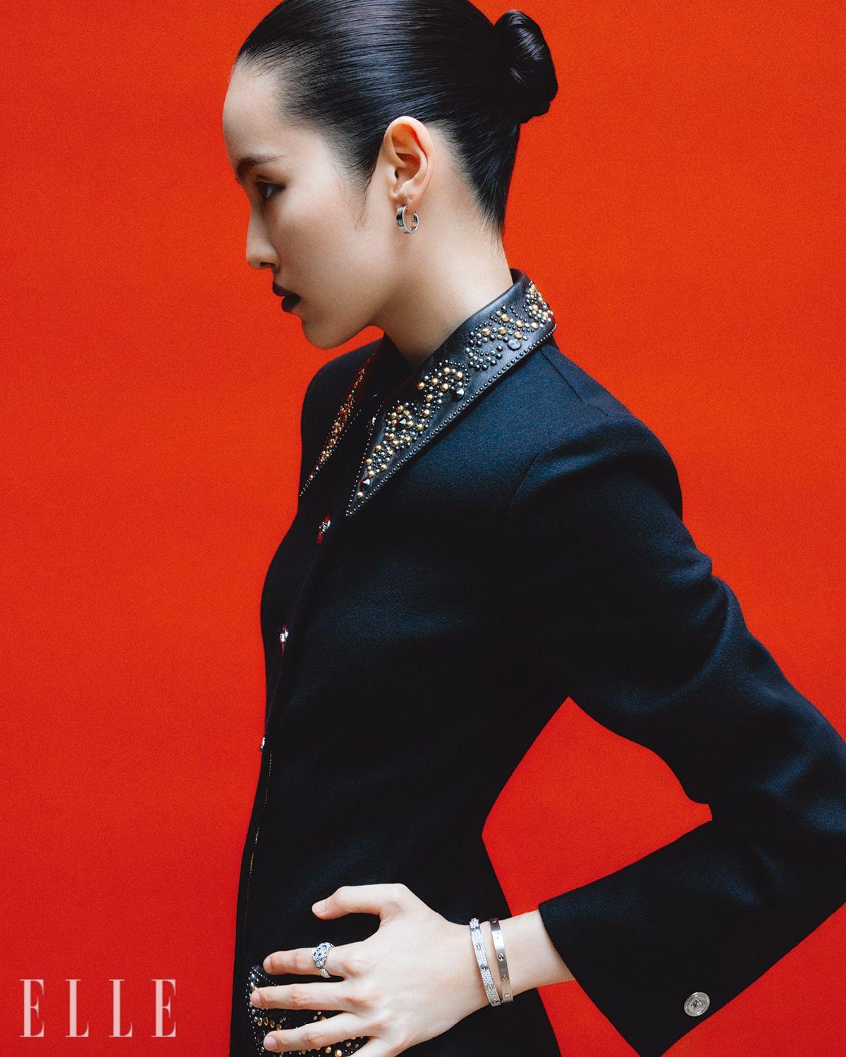 블랙 롱 코트는 Versace.