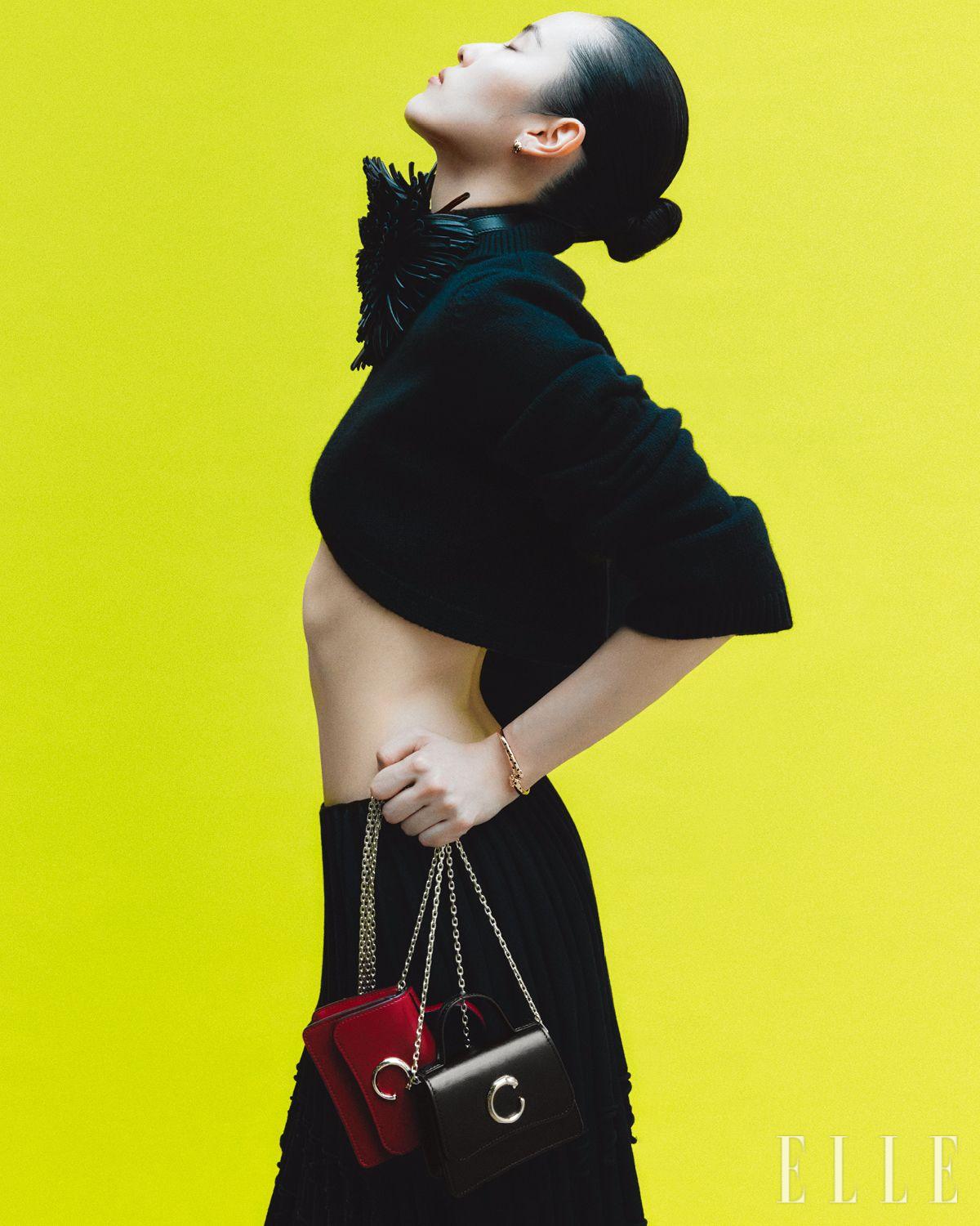 크롭트 니트 톱과 롱스커트, 프린지 레더 액세서리는 모두 Alaïa.