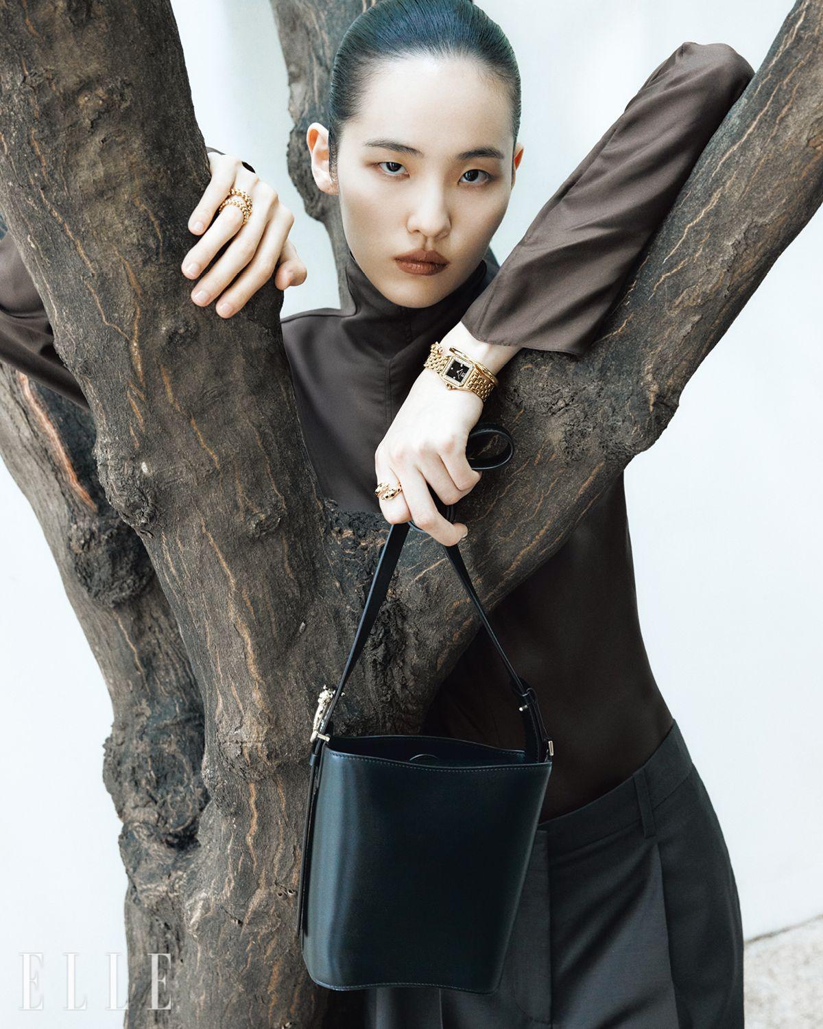 실크 톱과 테일러드 팬츠는 모두 The Row.
