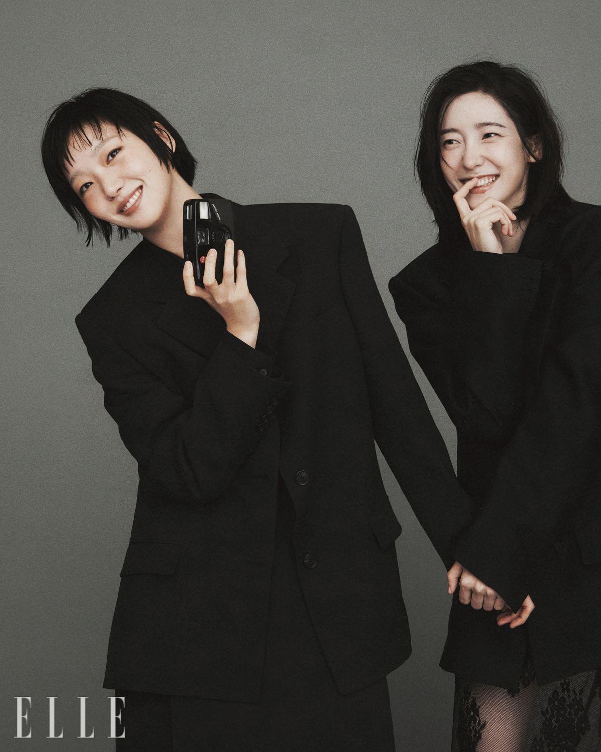 김고은이 입은 재킷과 셔츠, 스커트, 팬츠는 모두 The Row. 박지현이 입은 재킷은 YCH. 레이스 톱은 스타일리스트 소장품.