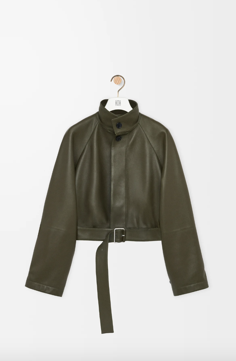 Loewe 허리에 벨트 장식이 달린 모던한 디자인의 카키 컬러 가죽 재킷.