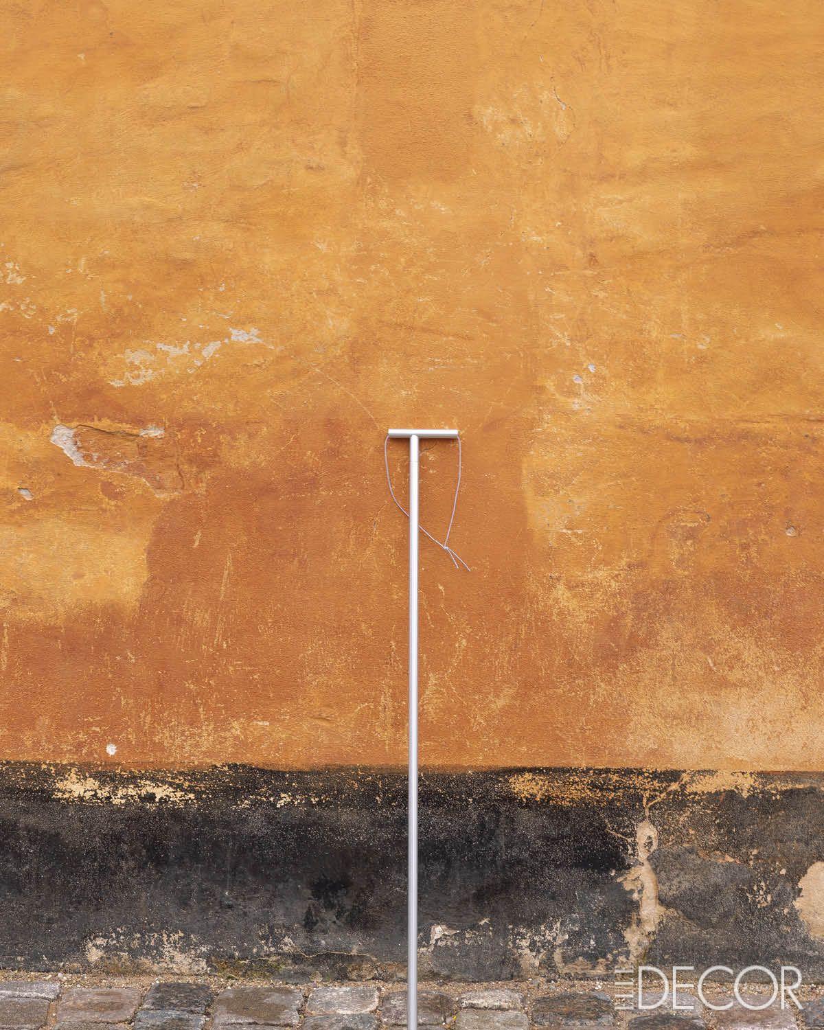 2024년 밀란 트리엔날레 전시 <Walking Sticks & Canes>를 위해 선보인 지팡이 ‘스토크(Stok)’. ‘나이 들었을 때 쓰고 싶은 지팡이’라는 주제에 따라 얇은 알루미늄 몸체에 T자 손잡이, 구멍으로 끈을 통과시킬 수 있는 지팡이를 디자인했다. 