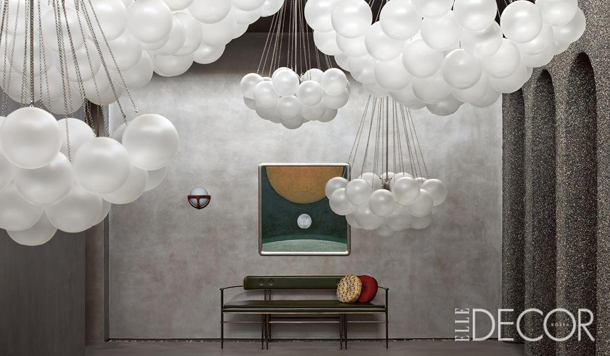 LA 쇼룸에 펼쳐진 아파라투스의 시그너처 ‘클라우드(Cloud)’ 조명이 구름처럼 공간을 가득 채운다.