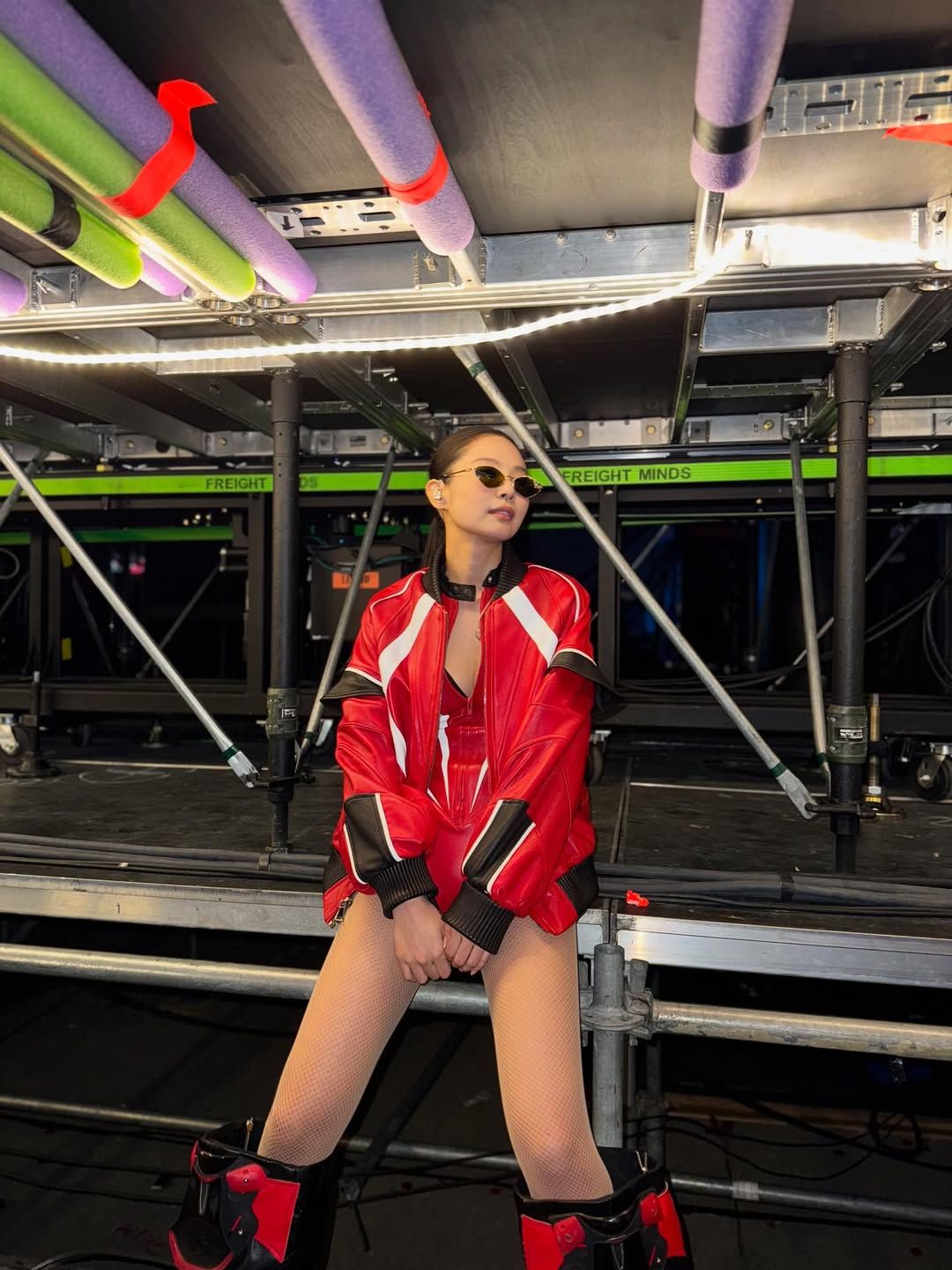 가죽 소재의 재킷과 보디슈트, 롱부츠로 강렬한 무대 의상을 완성했습니다 @jennierubyjane