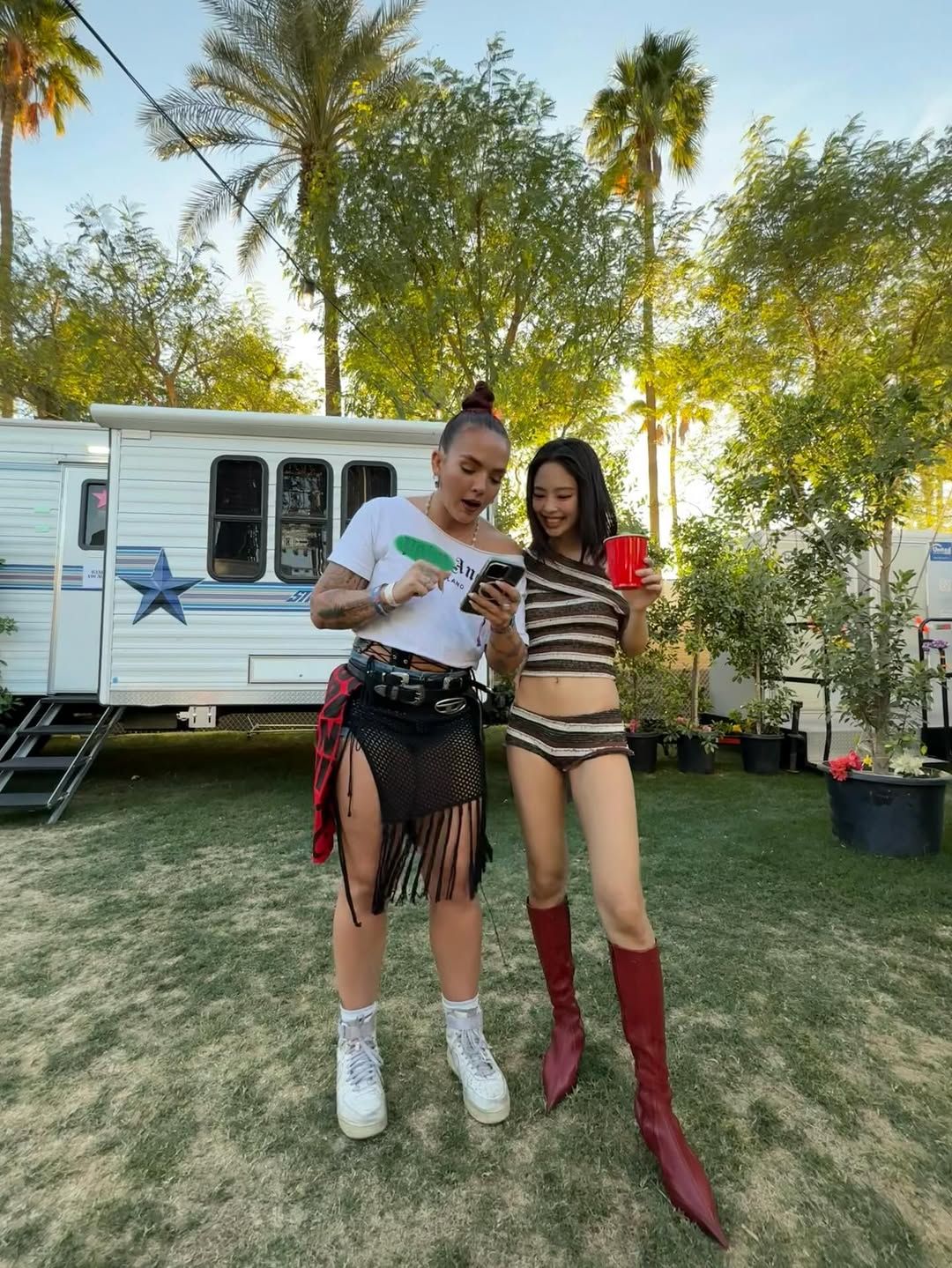 캐주얼한 톱과 마이크로 쇼츠의 조합에 앞코가 뾰족한 부츠로 포인트를 더했습니다 @jennierubyjane