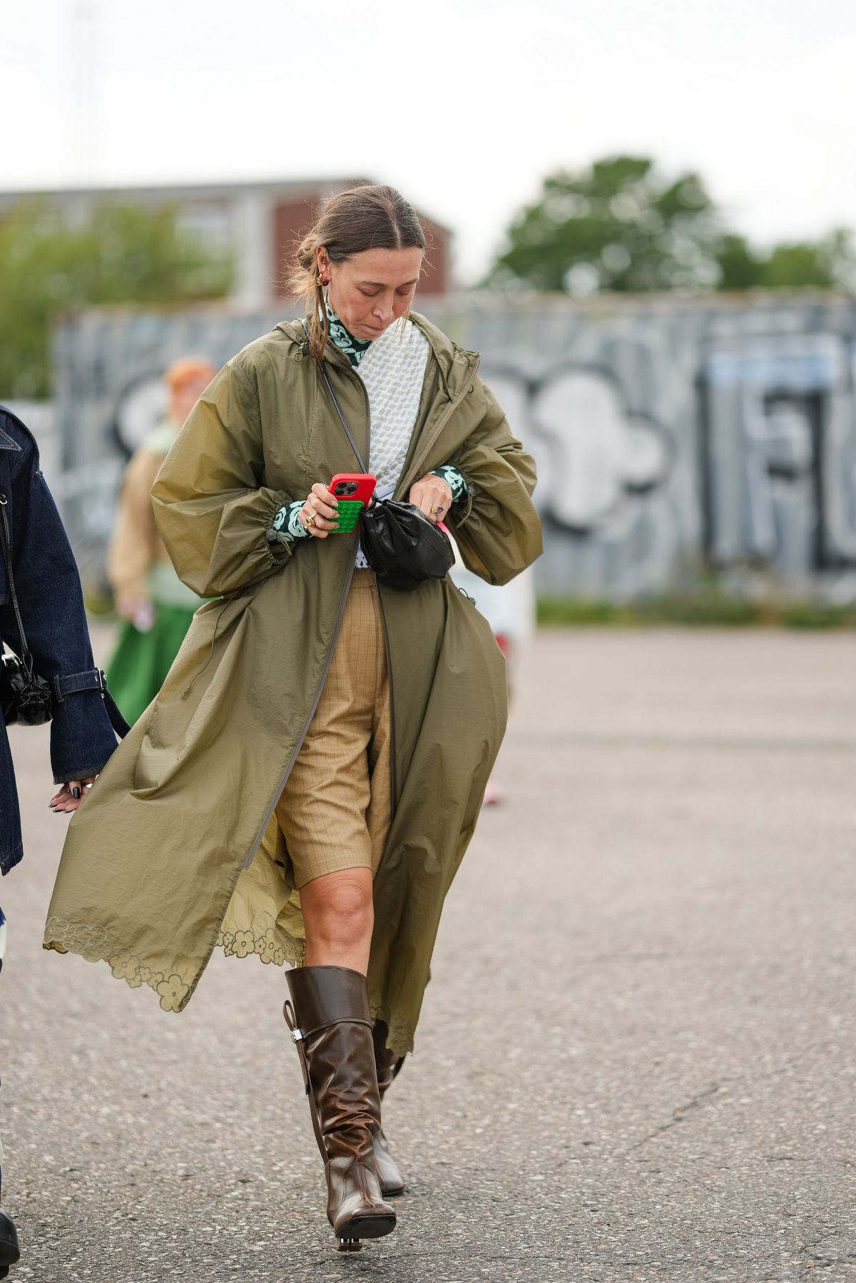 날씨가 불안정한 간절기엔 버뮤다 팬츠 위에 간절기에 유용한 바람막이를 덧입고 롱부츠로 마무리해보는 건 어떨까요?