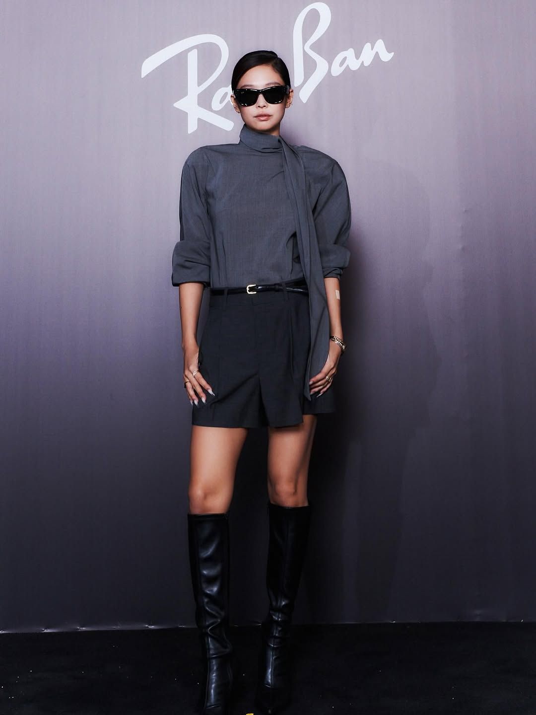 회색과 블랙으로 완성한 모노 톤 룩은 무릎까지 오는 검은색 롱부츠로 마무리했습니다 @jennierubyjane