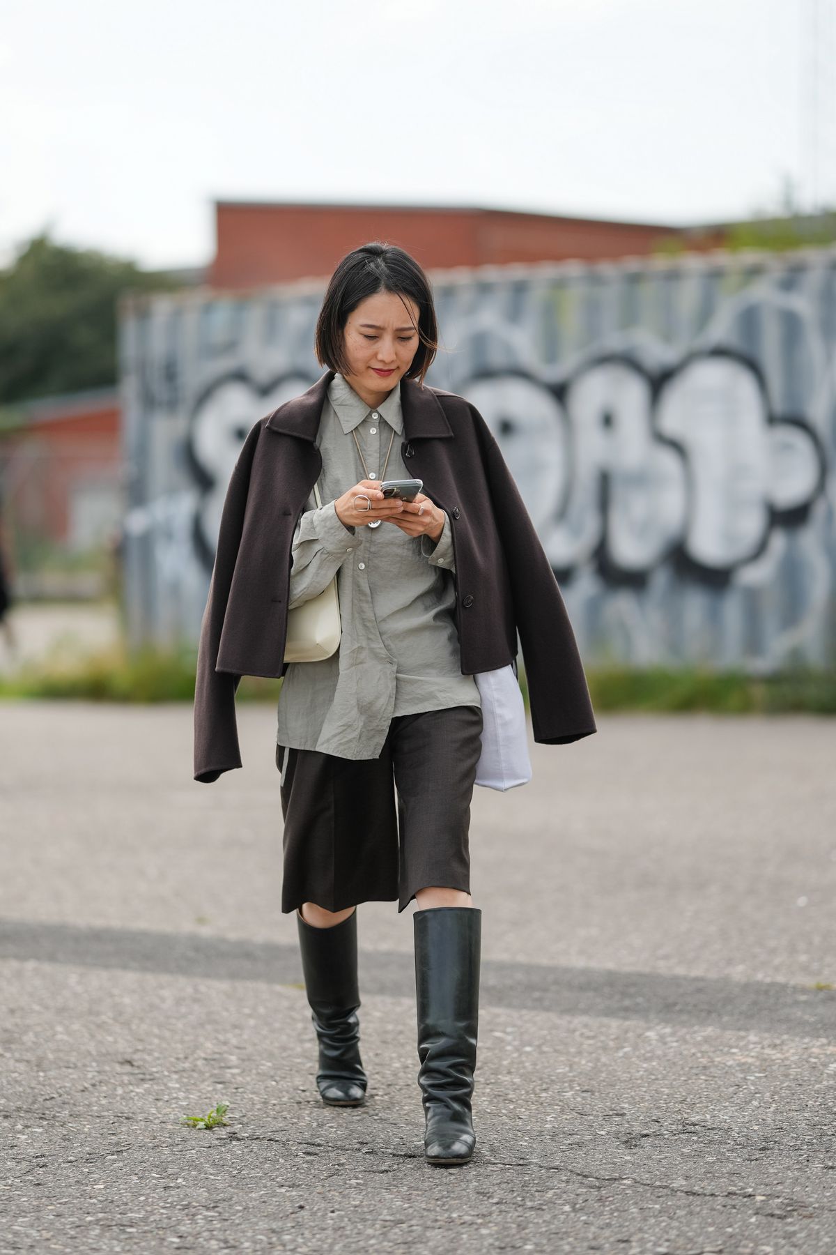 버뮤다 디자인의 반바지에 셔츠, 재킷 등 베이식한 아이템과 롱부츠를 레이어드해 도시적인 분위기를 풍깁니다