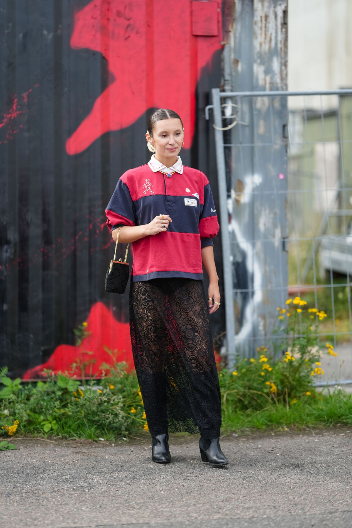 시스루 아이템에 부츠를 더할 땐 이너의 길이에 따라 캐주얼한 분위기부터 관능적인 분위기까지 두루 결정할 수 있다는 점을 기억하세요