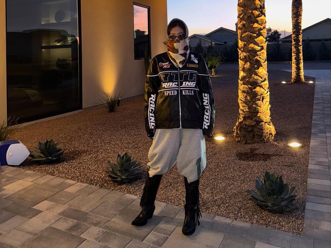 레이싱 재킷과 트레이닝 팬츠에 롱부츠를 매치해 터프한 분위기를 연출한 제니 @jennierubyjane