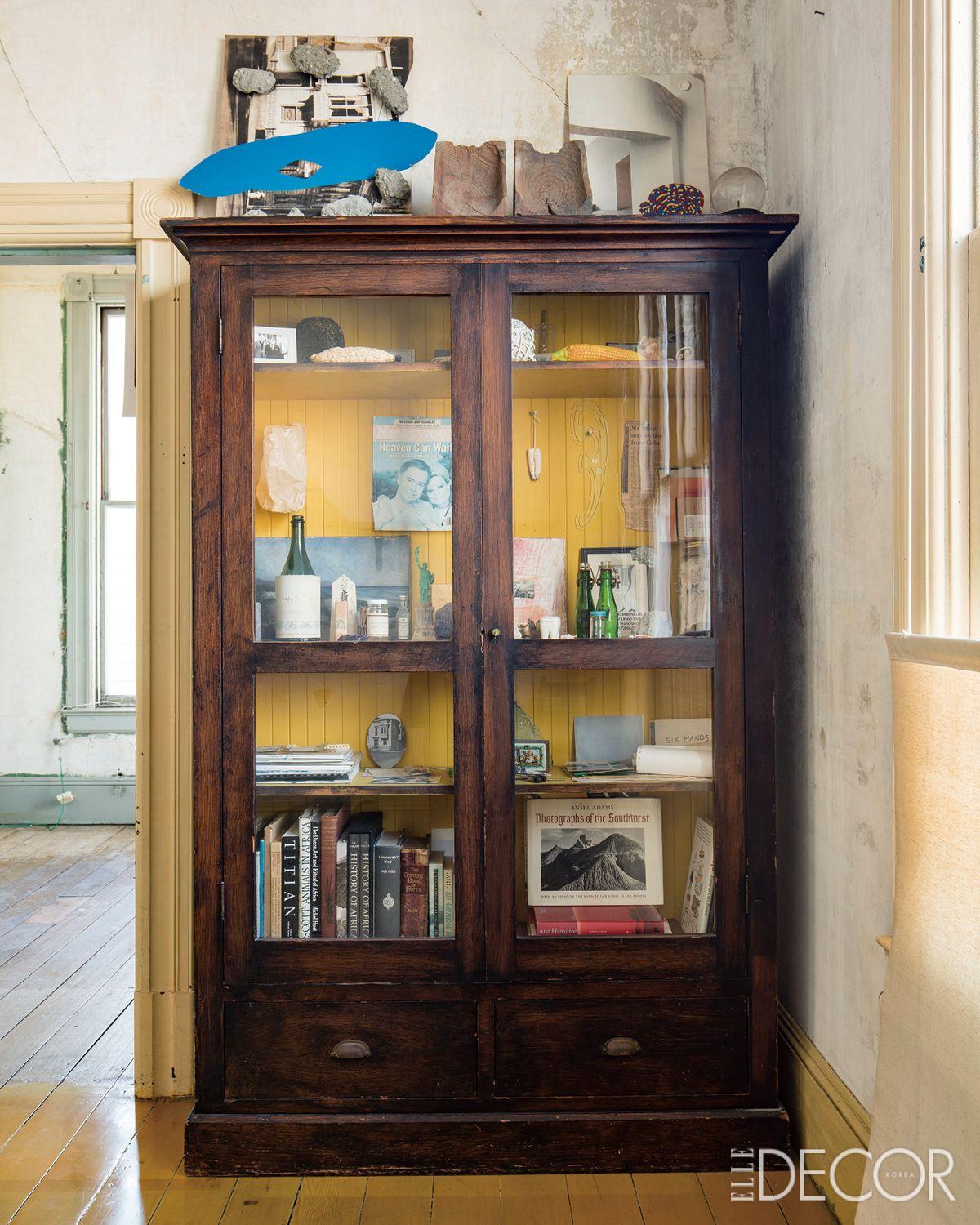 데이비드 아일랜드는 자신의 작품과 큐레이션한 수집품으로 게스트 룸을 꾸며 손님들이 자신만의 시선으로 공간을 느끼고 해석하며 머물 수 있도록 했다.