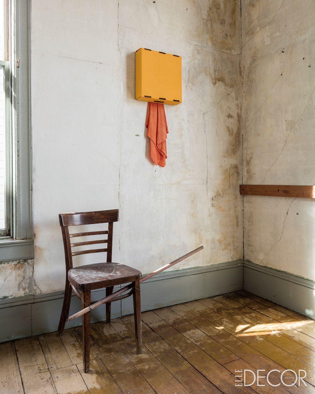 방의 벽면은 석고를 드러낸 채 벗겨져 있다. 그 표면 위로 길게 뻗은 금은 아일랜드가 ‘벽 드로잉’이라 부른 시간의 선이다.