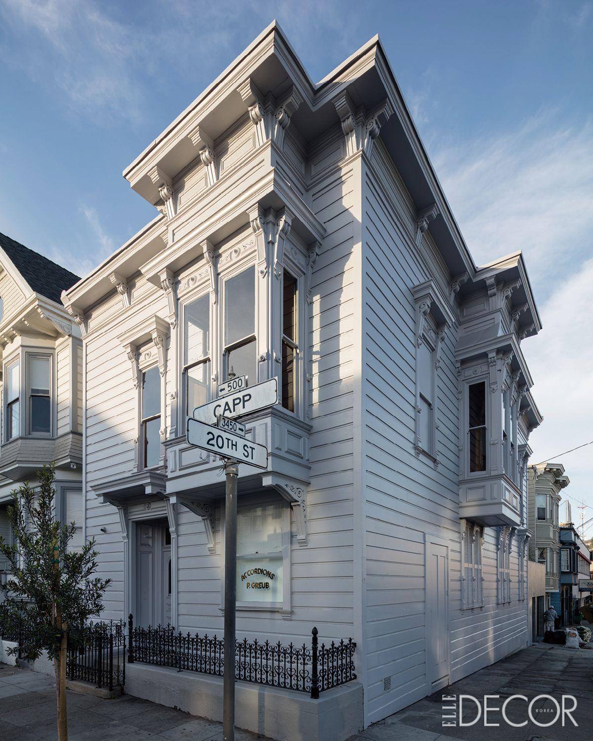 집의 외관은 아무도 이곳이 예술 작품으로 가득한 장소라고 짐작할 수 없을 만큼 평범하다. 