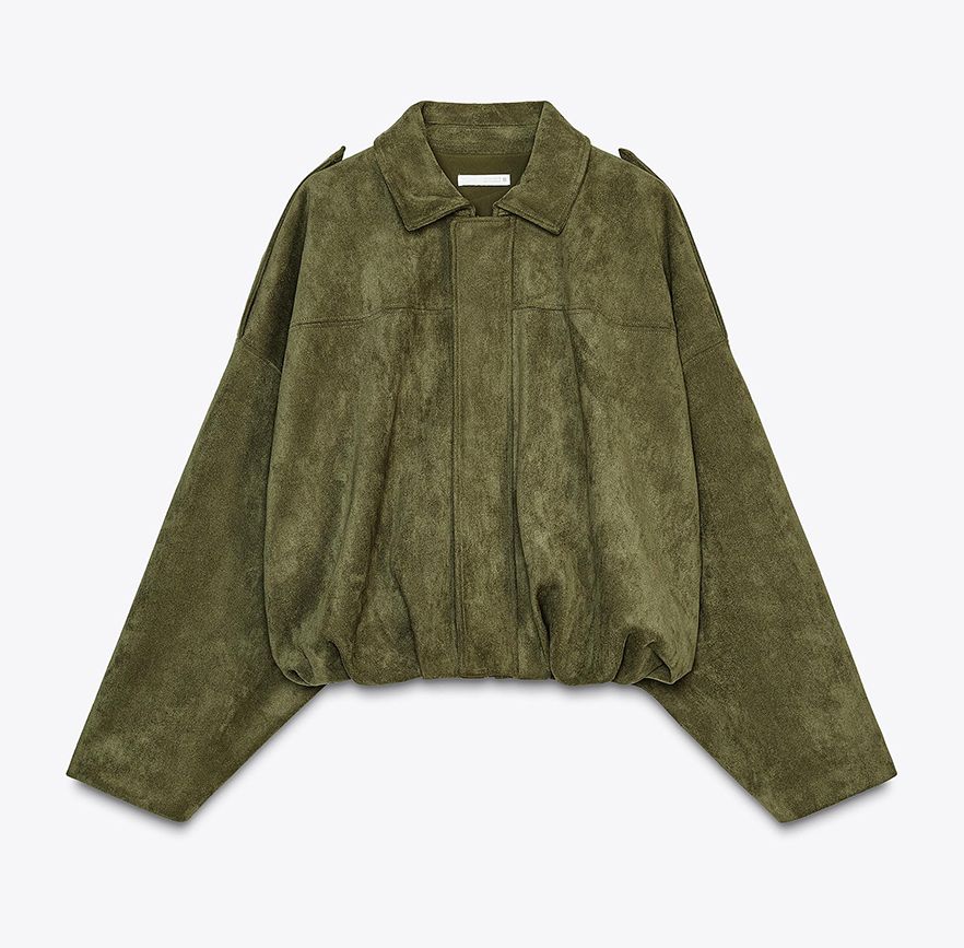 ZARA 허리에 볼륨감이 더해진 봄버 재킷 스타일의 카키색 스웨이드 재킷.