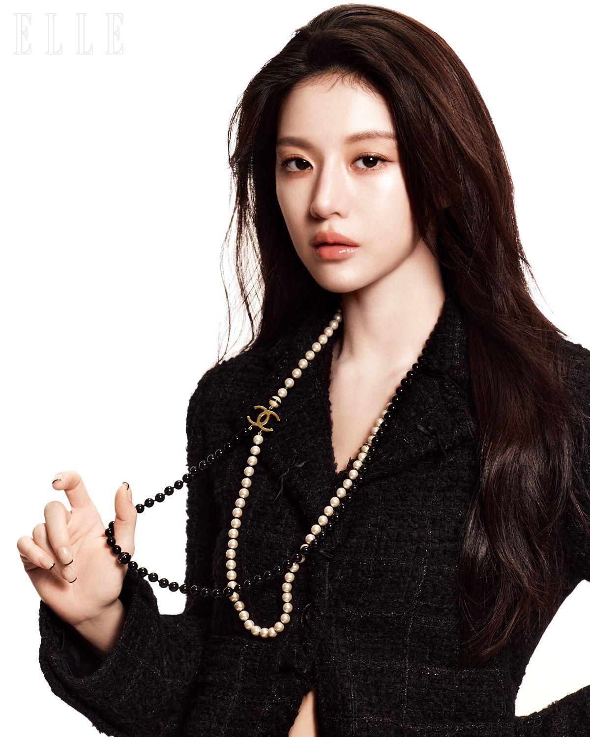블랙 재킷과 네크리스는 모두 Chanel.