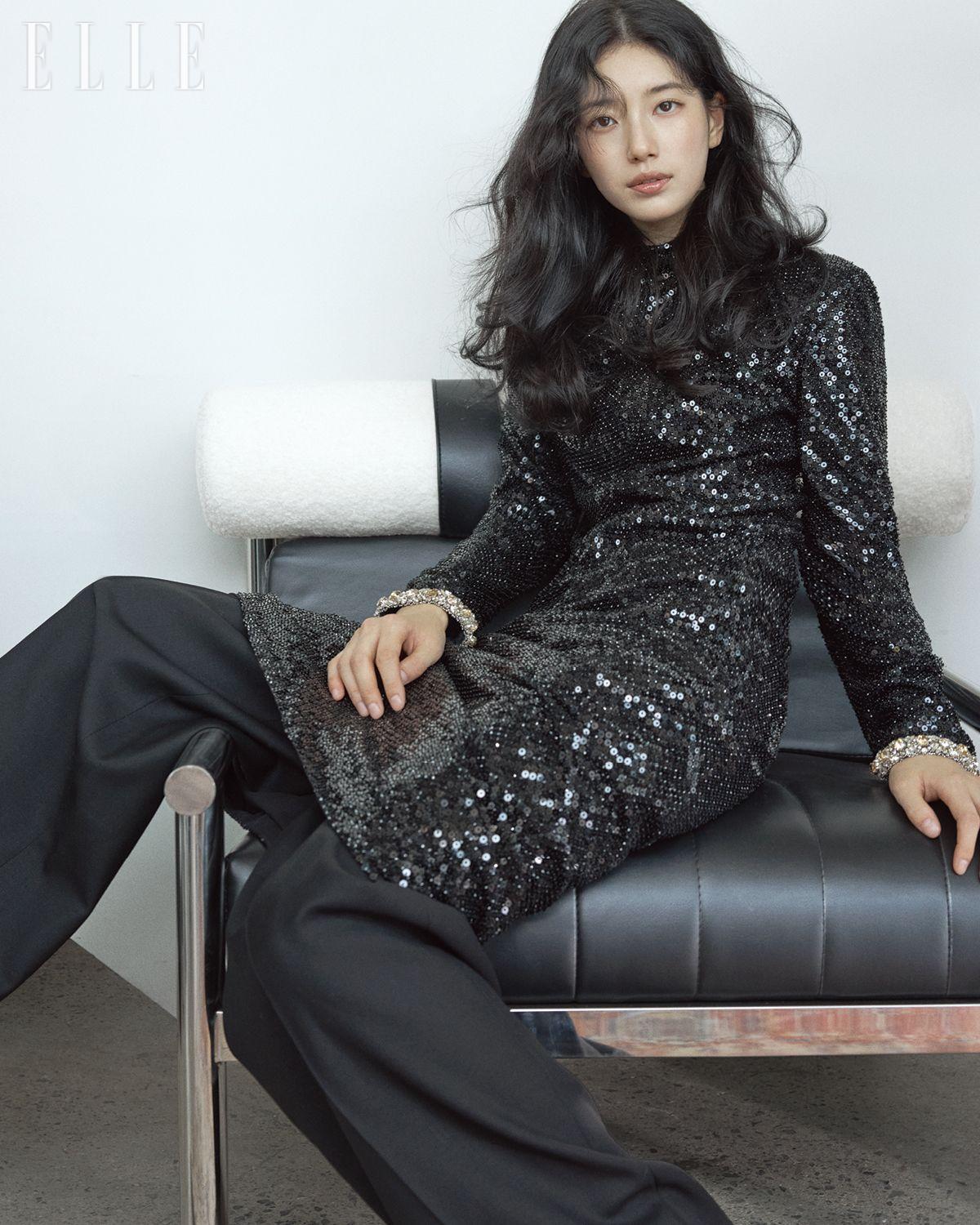 블랙 엠브로이더리 드레스와 트라우저는 모두 Celine.