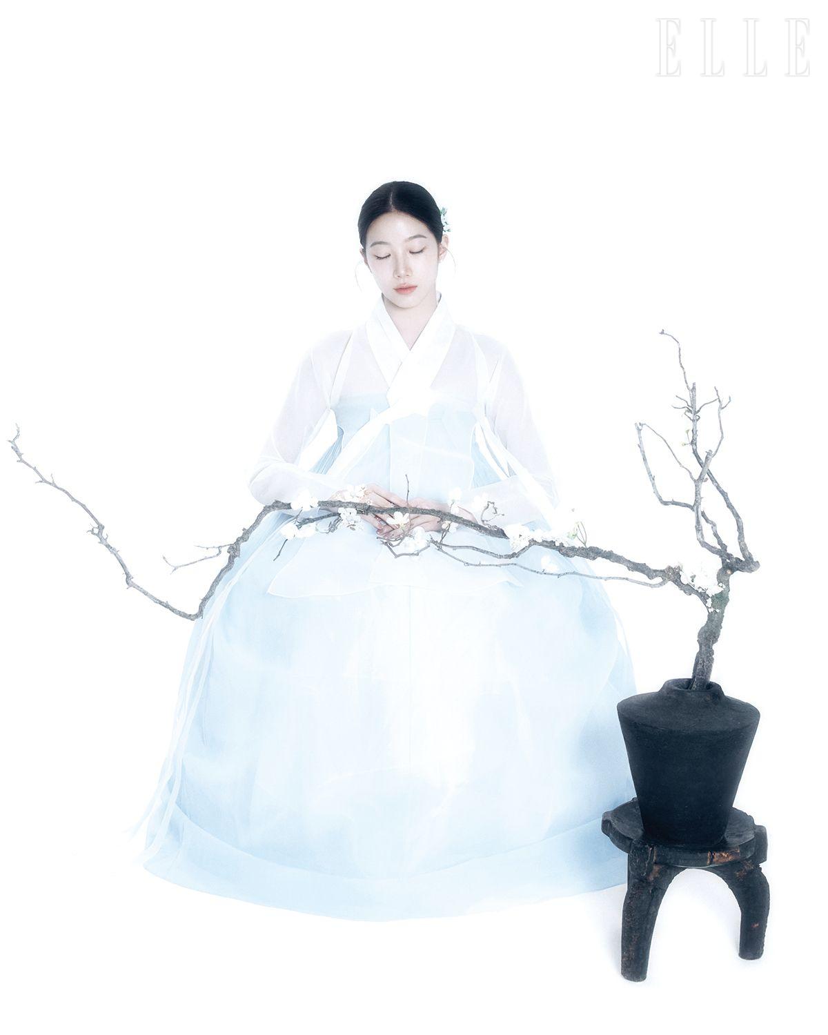 흰 저고리와 푸른 하늘색 치마는 모두 Seodamhwa. 진주 귀고리는 Verte. 은색 각인 반지는 Ahwon.